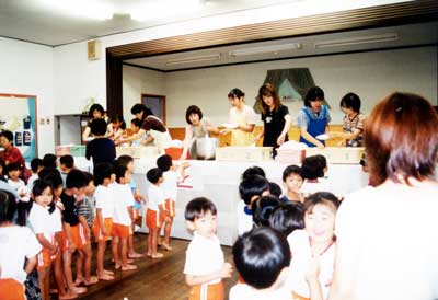 山口県私立幼稚園 PTA活動　お泊り保育の夕食を配膳